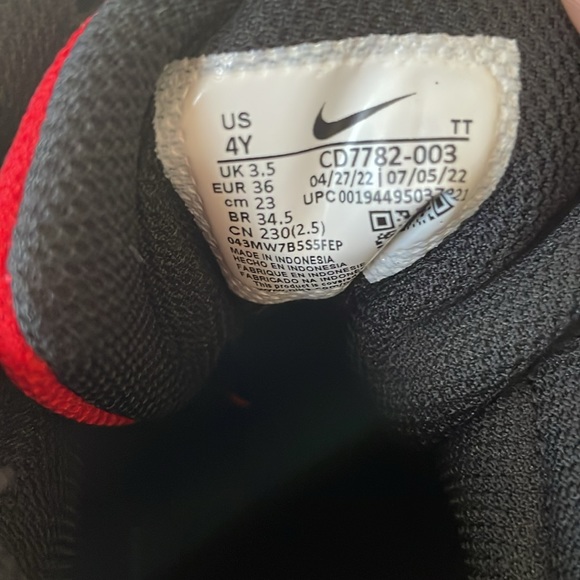 Nike Air Jordan Court Borough Mid 2 Basketball Shoes- Kids size 4 - Picture 8 of 8